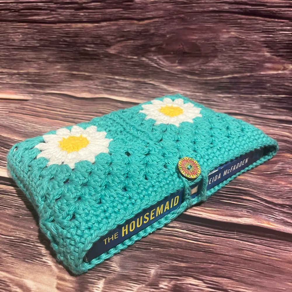 Crochet Book sleeve with Daisy Design